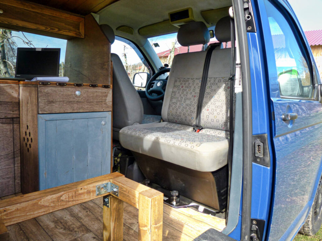 Einbau der Kiravans Drehkonsole für die Doppelsitzbank im VW Bus